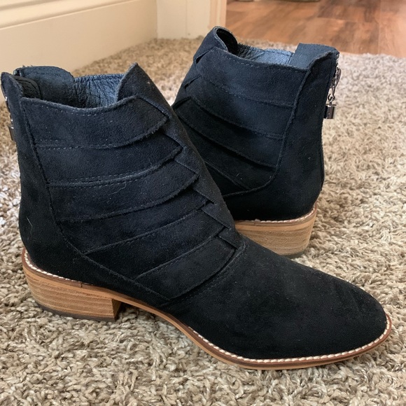 Black Booties Size 6 - Picture 3 of 3